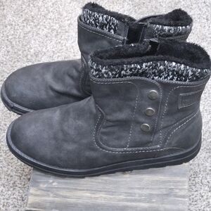 Guc MukLuks Sz 8 gray ankle boots. Side zipper, button detail.